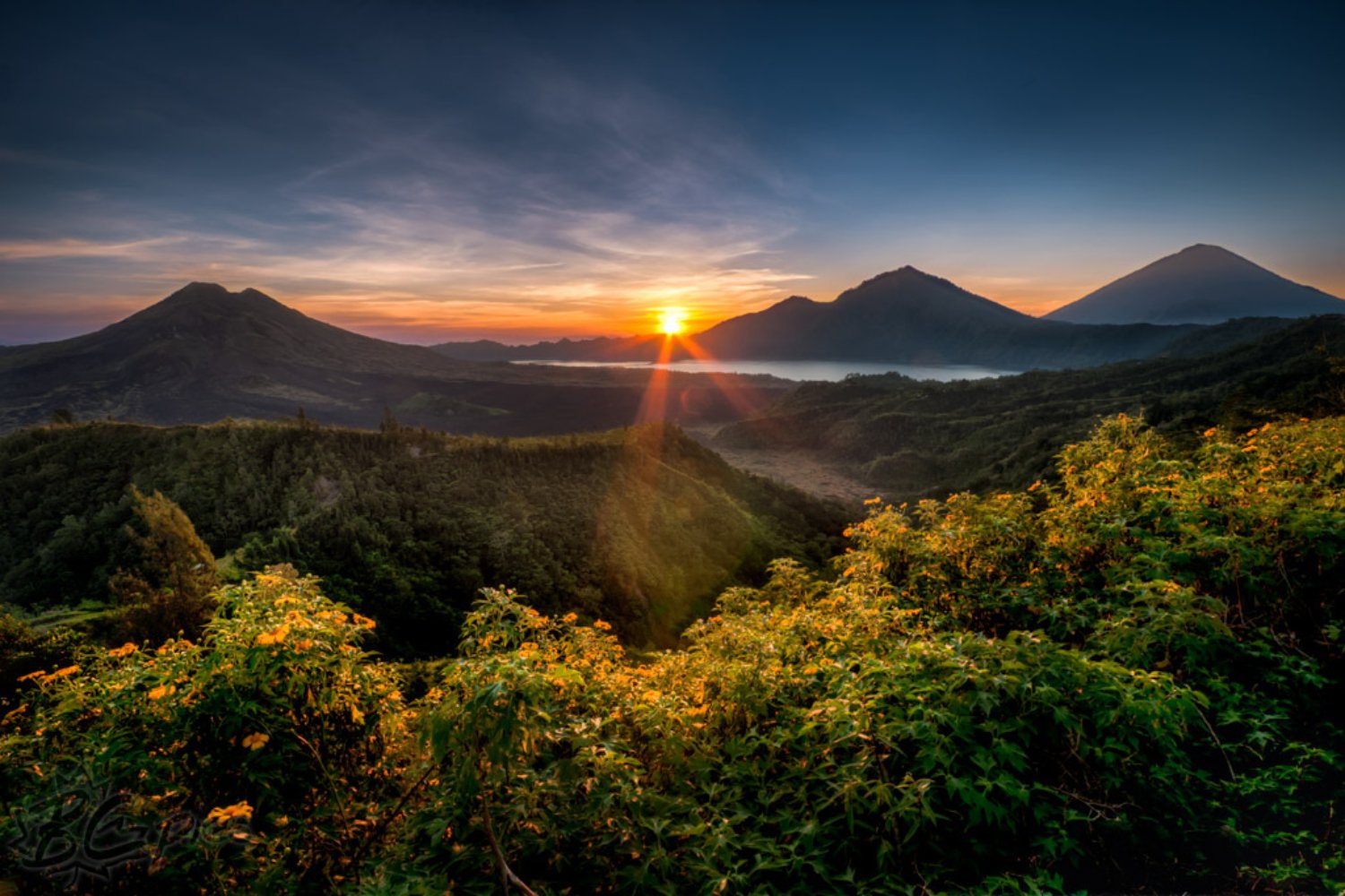 Батур бали. Вулкан Батур на Бали. Гора Батур на Бали. Вулкан Кинтамани Бали. Бали вулкан Батур рассвет.
